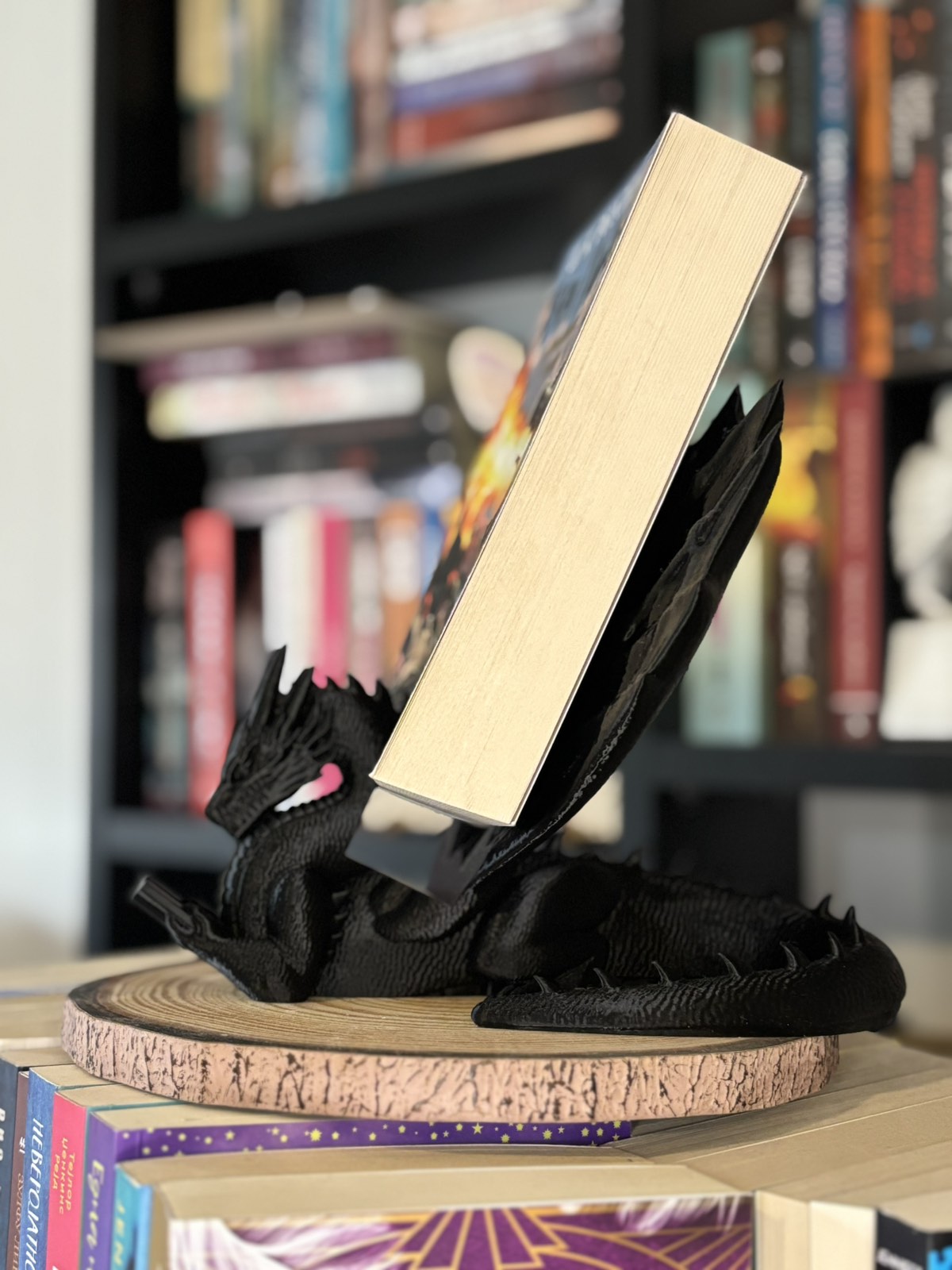 Држач за книга/Kindle во форма на змеј - Image 2