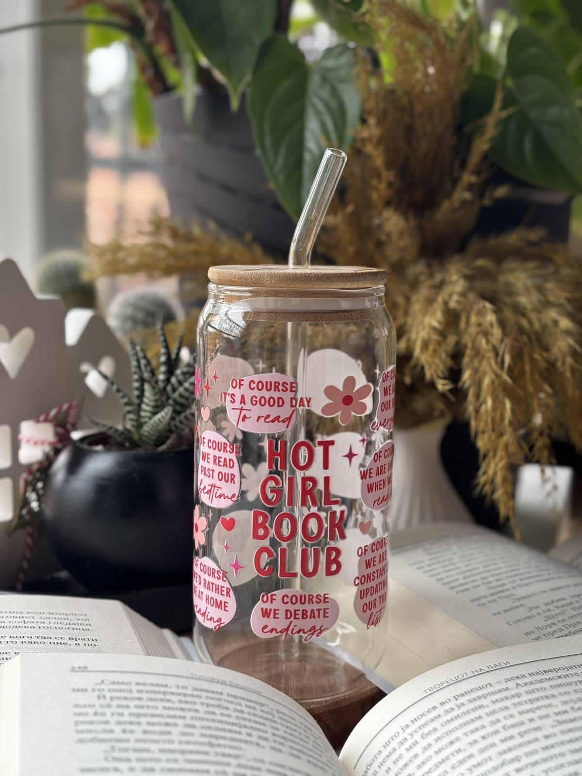 Стаклена Чаша - Hot Girl Book Club