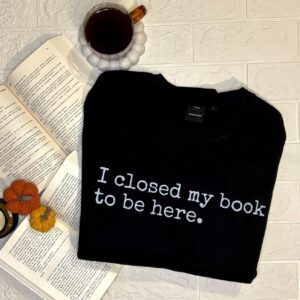 Блузон со принт- I closed my book to be here