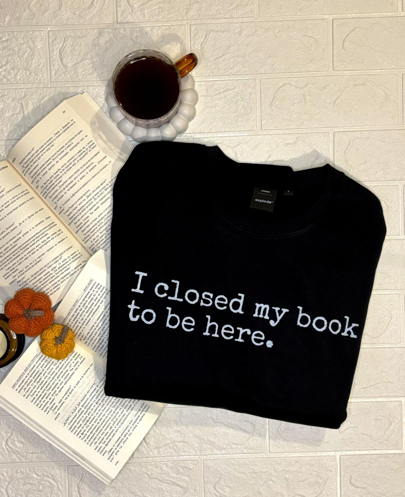 Блузон со принт- I closed my book to be here